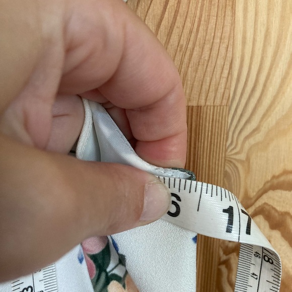 Structured floral dress with flutter cap sleeves - Picture 9 of 9